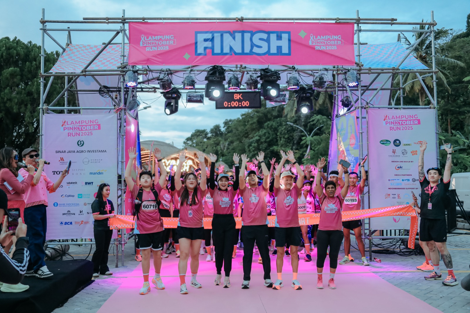 Ikuti Pinktober Run 2025, Gubernur Mirza Ajak Masyarakat Waspadai Kanker Payudara Lewat Gaya Hidup Sehat